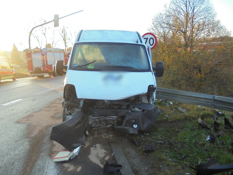 Kolizja 3 samochodów w Krośnie. 49-latek trafił do szpitala