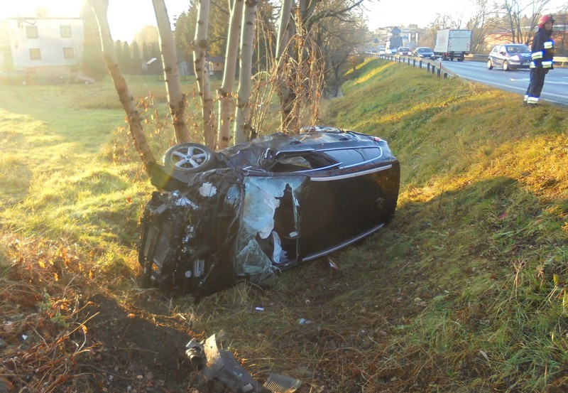 Kolizja 3 samochodów w Krośnie. 49-latek trafił do szpitala