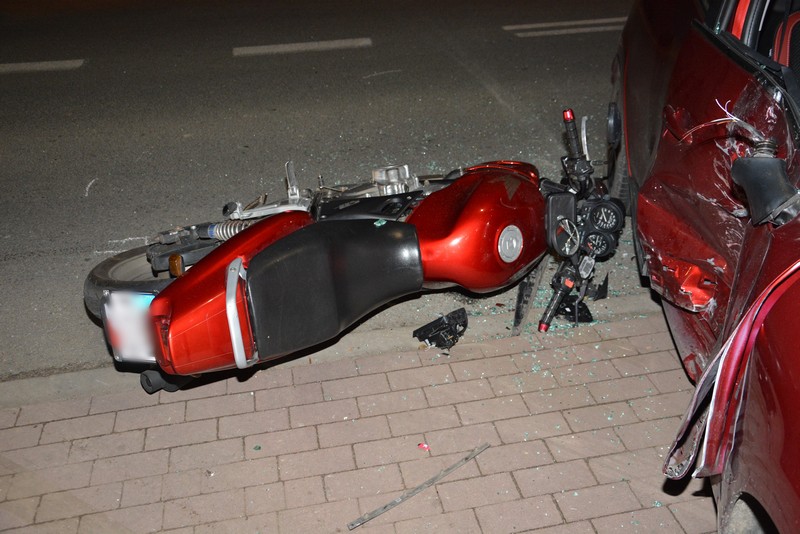 Wypadek na Sikorskiego w Krośnie. 20-letni kierujący jednośladem z obrażeniami trafił do szpitala