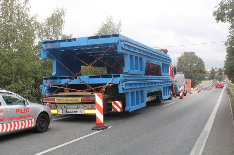 Ciężarowy mercedes zablokował ruch na drodze krajowej w Miejscu Piastowym